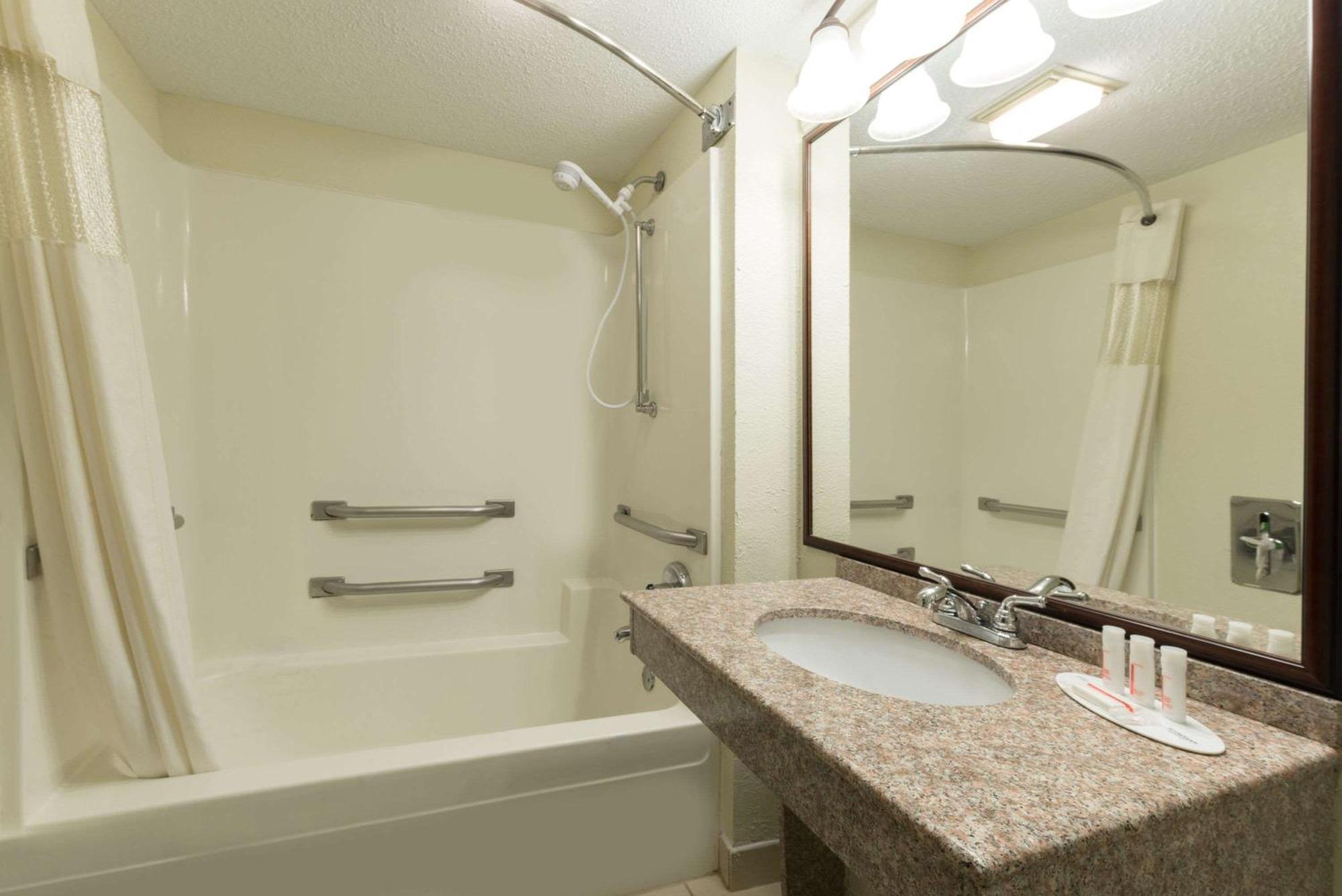 Baymont By Wyndham Louisville South I 65 Brooks Buitenkant foto