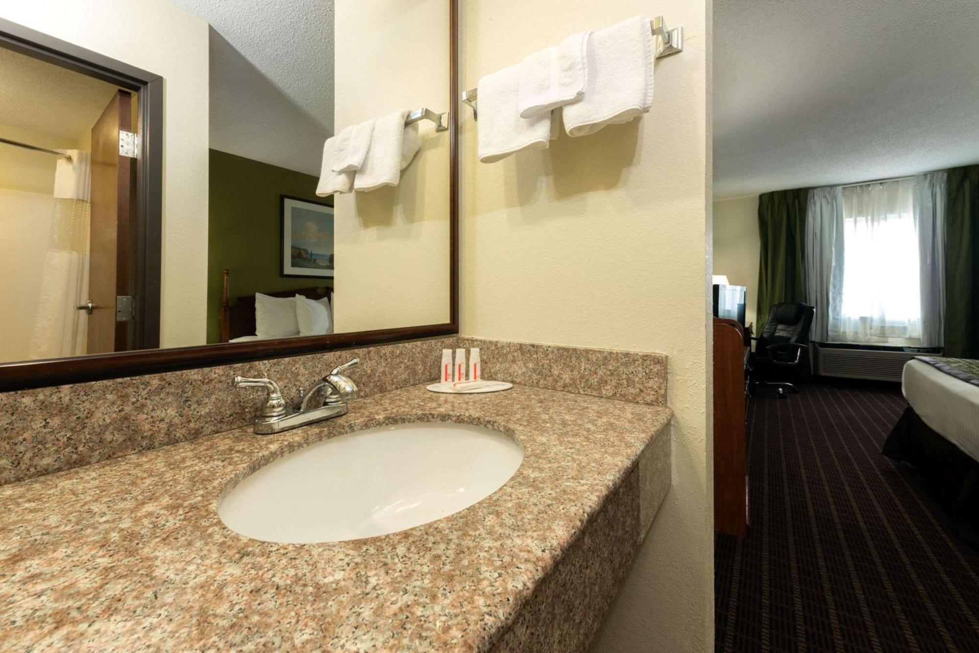 Baymont By Wyndham Louisville South I 65 Brooks Buitenkant foto